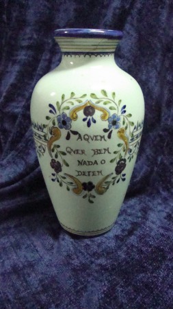 Jarra Carvalhinho com inscrição " A quem quer bem, nada o detém". Apresenta uma colagem no bocal.