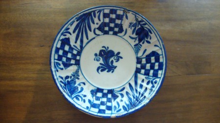 Prato em Faiança do Norte do Pais (?), Assinado. Séc. XIX, apresenta colagens.