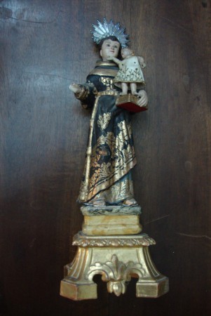 St. António em talha estufado a ouro, Imagem de meados do séc. XVIII. O vestido do menino é de época bem como a coroa e o resplendor do Santo. Apresenta colagem no pé do menino e falha  na mão direito do Santo.