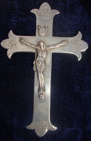 Cruxifixo em prata Inglesa. Todas as componentes estam marcadas com punção.
