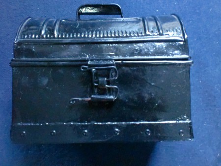 Lancheira antiga em forma de baú pintado de preto 