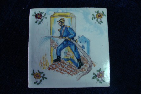 Azulejo da Fábrica Battistini de Maria de Portugal. Apresenta um bombeiro ao centro.