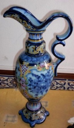 Gomil em Faiança da fábrica PAR de Alcobaça, com pé colado. (anos 50 / 60) aproximadamente 40 centimetros de altura.  