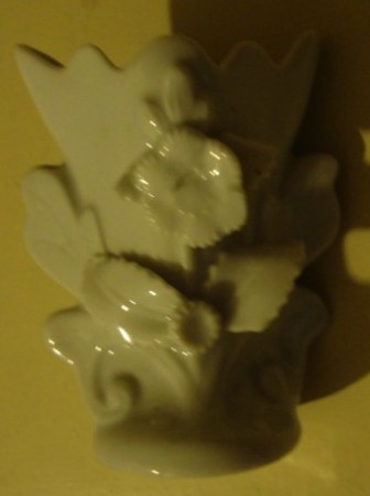 Jarra Miniatura em porcelana de Aveiro ( Fase Vista Alegre). Anos 40. Tem 6,5cm de altura 