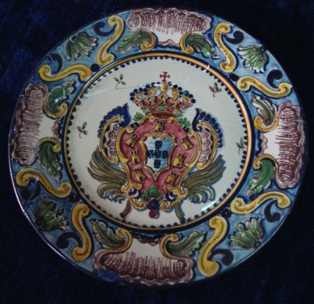 Prato Brasonado St'Anna com colagens artesanais.  Comemorativo do 2º Centenário da Fábrica. Datado de 1941. Fase Horácio Constâncio. Tem cerca de 27cm de diametro. 