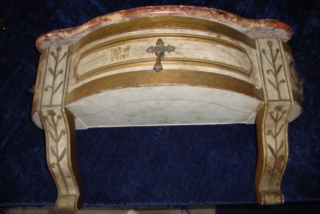 Peanha de parede em madeira com tampo de mármore da Arrábida. Apresenta uma gaveta central.