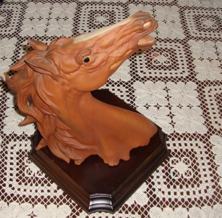 Cavalo em Biscui "Capo di Monti", edição limitada. Anos 70. Tenho certificado de Autenticidade.