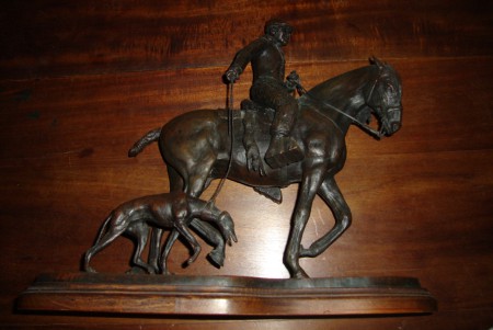 Escultura em Bronze, de Franco de Sousa. Assinada e numerada. Feita para o irmão, representando o Pai do escultor uma caçada à Lebre.