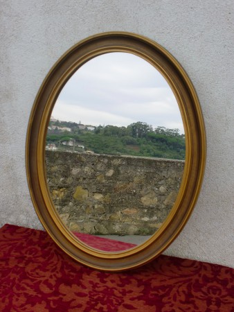 Espelho com moldura dourada. 68x53cm