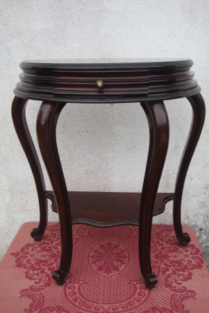 Mesa em mogno com formato meia lua. Medidas: Altura - 75cm Largura - 60cm Profundidade - 34cm