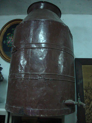 Antiga Talha em chapa para Azeite. Apresenta tampa, fecho, torneira a funcionar e asas. Tem cerca de 1.20m.