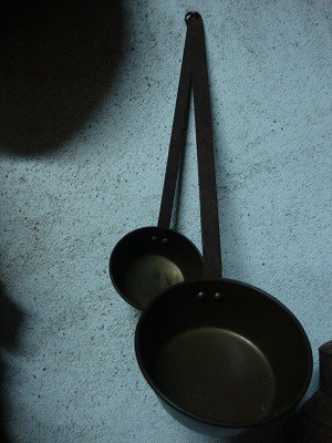 Conjunto de dois tachos em cobre com pega .