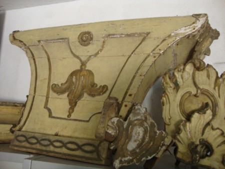 Altar em talha séc. XIX. Está desmontado. Está a precisar de ser restaurado.  Proveniência de Capela particular.  Tem 80cm de altura e 1.20m de comprimento