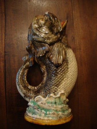 Jarro em forma de peixe. Faiança Naturalista, escola Portuguesa, séc. XIX. Caldas (?) Mafra(?). Apresenta algumas falhas no vidrado. Tem 36cm de altura