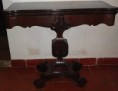 Mesa de Jogo em Nogueira com pano verde no interior. O tampo é rotativo ficando com caixa no interior.  Anos 30.  Tem 74cm de altura por 85cm de largura e 43cm de profundidade. 