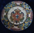 Prato Brasonado St'Anna com colagens artesanais.  Comemorativo do 2º Centenário da Fábrica. Datado de 1941. Fase Horácio Constâncio. Tem cerca de 27cm de diametro. 