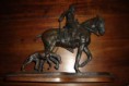 Escultura em Bronze, de Franco de Sousa. Assinada e numerada. Feita para o irmão, representando o Pai do escultor uma caçada à Lebre.