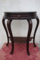 Mesa em mogno com formato meia lua. Medidas: Altura - 75cm Largura - 60cm Profundidade - 34cm