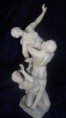 Escultura clássica em Biscuit branco, produção Francesa do séc. XIX ou inicio de séc.XX. Réplica do grupo escultórico " O Rapto das Sabinas", de Giambologna ( escultor renascentista). Falta de 1 dedo.  Tem 28cm de altura